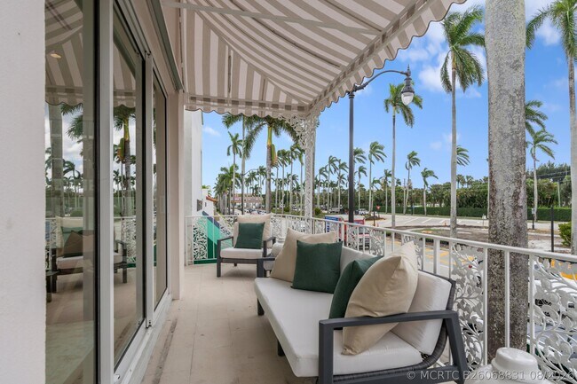 Building Photo - 255 Royal Poinciana Way