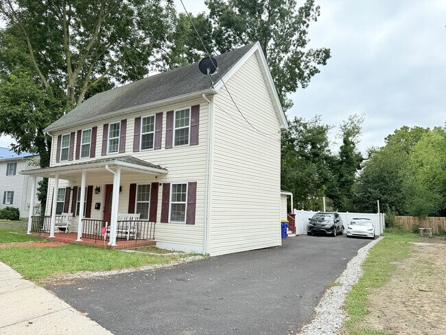 Building Photo - Modern Charm & Walkable Downtown Living in...