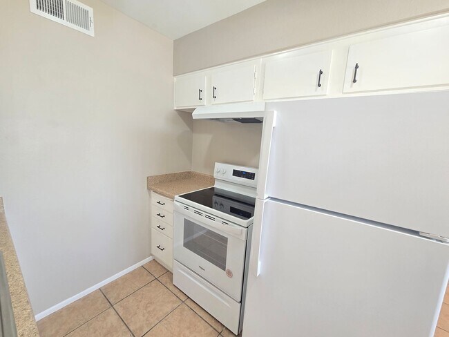 Building Photo - Great Location! Remodeled 1 bed 1 bath