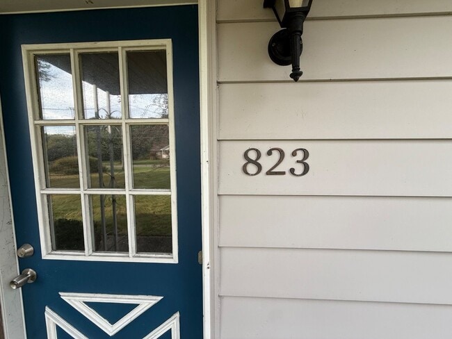 Building Photo - 823 Mathews Rd