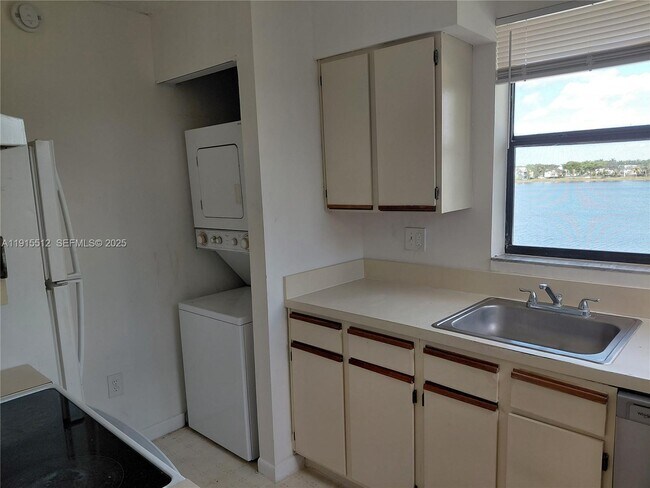 Building Photo - 999 Hamilton Dr