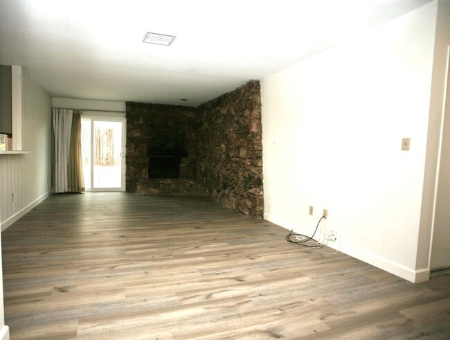 Building Photo - 3br, 2ba in a Great Family Neighborhood Available Now!