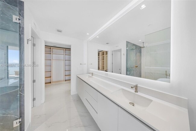 Building Photo - 700 NE 24th St