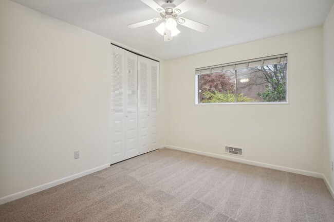 Building Photo - Spacious Walk Up in Parkside N. Bethesda I...