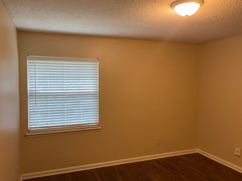 Building Photo - 7691 Enderby Ave E