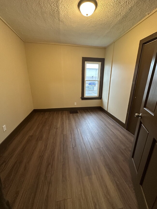 Building Photo - 108 W Holmes St