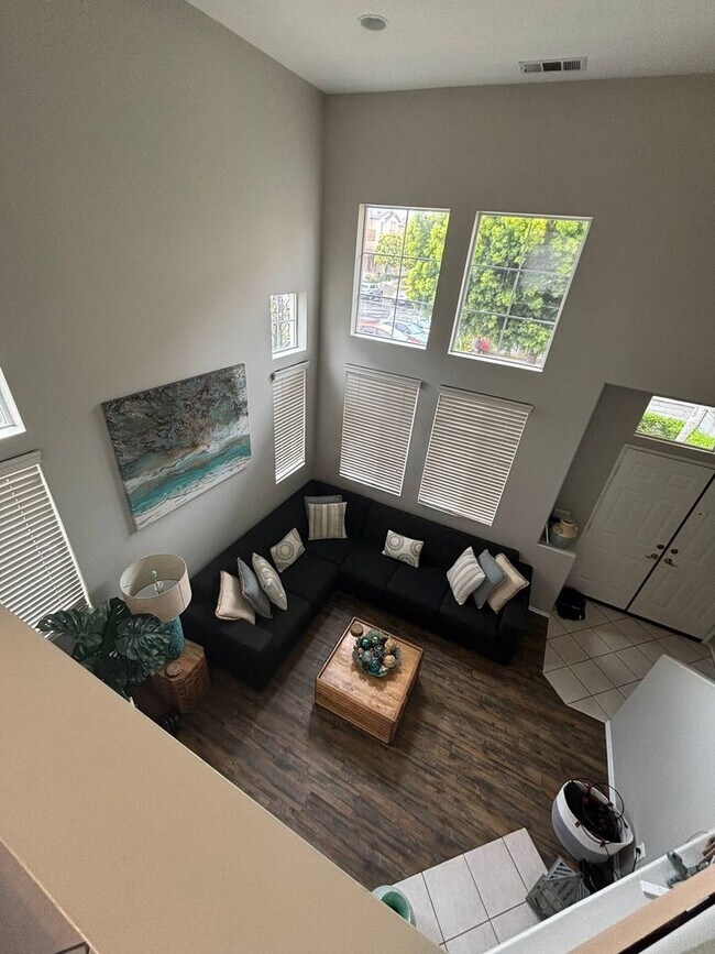 Primary Photo - 3 BD/ 2.5 BA SHORT-TERM FURNISHED TOWNHOME...