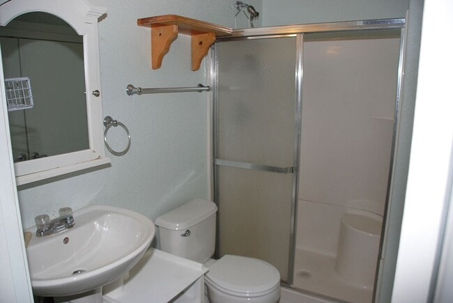 Building Photo - Newlands Manor 3 BR/2.5 Bath/2 Car Garage Custom Home