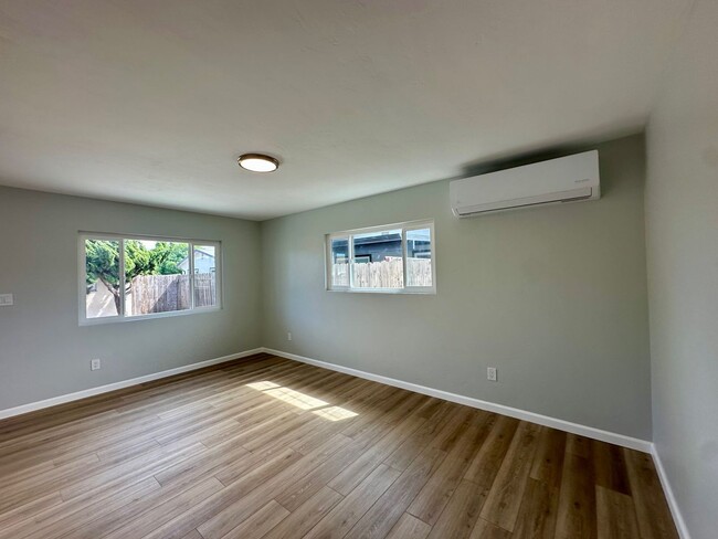 Building Photo - COMING SOON--2 bed/1 bath in IB