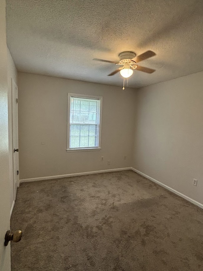 Building Photo - 3 Bed/2 Bath Ranch Style Home!
