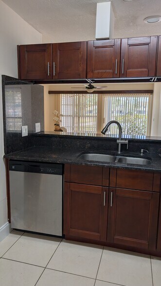 Building Photo - 6909 Lake Place Ct