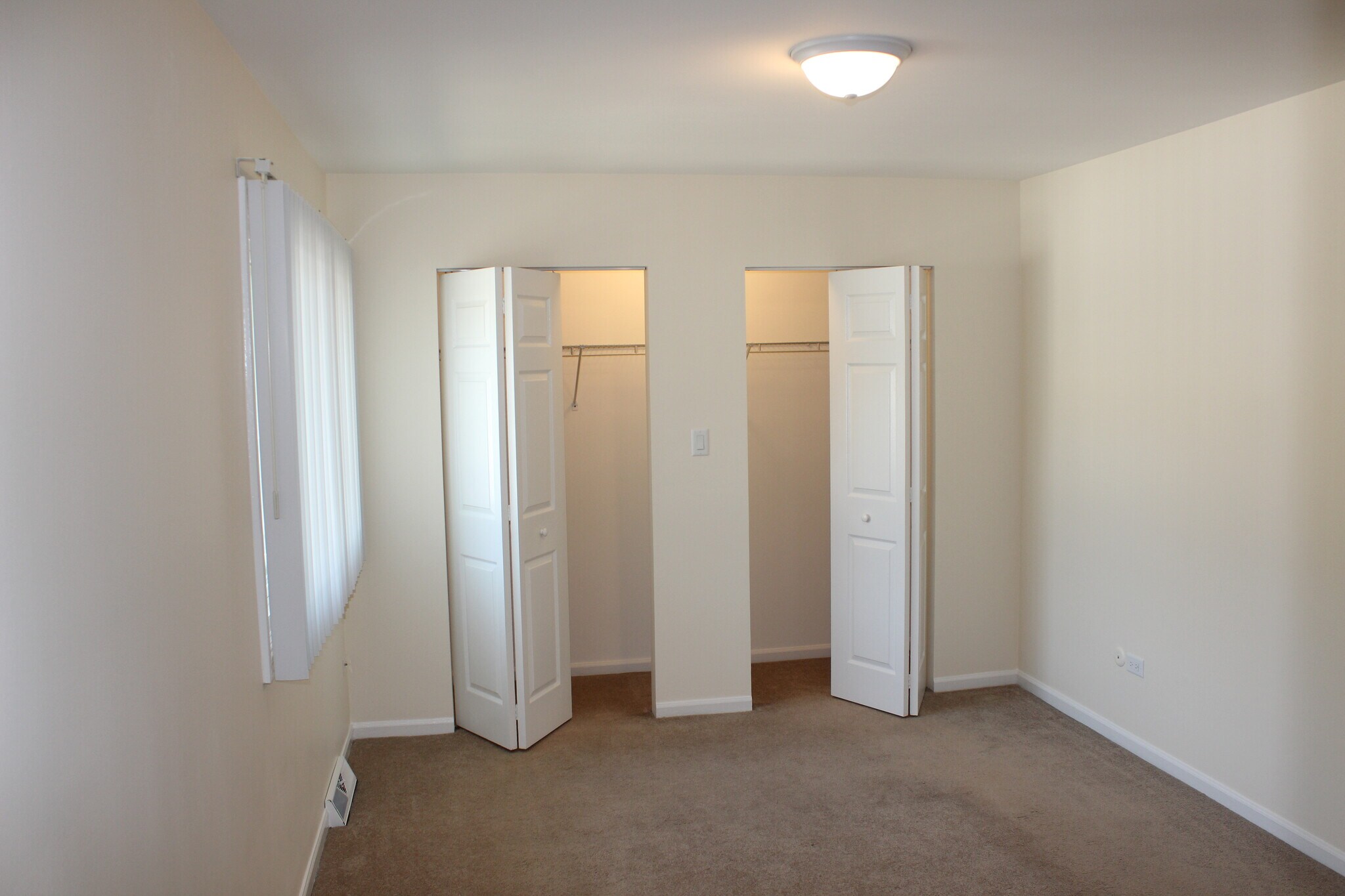 Building Photo - 10S432 Echo Ln