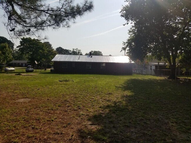 Building Photo - 7001 Comet Dr