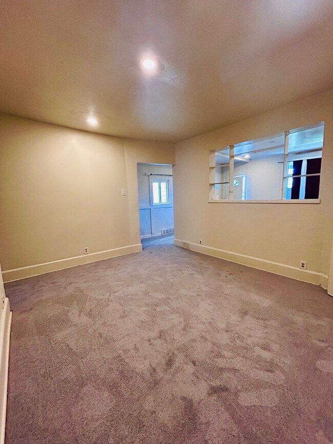 Building Photo - 3 Bedroom Home w/Bonus Room l Riverview Park