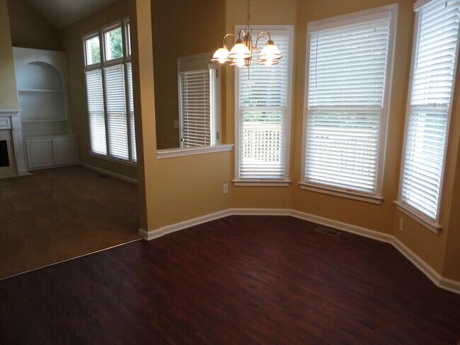 Building Photo - 697 Mountain Oaks Parkway