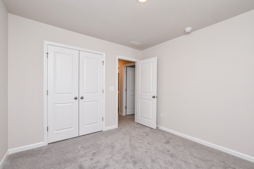 Building Photo - 18 Twiggs Ln