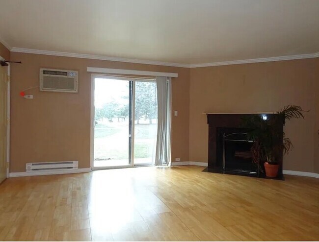 Building Photo - 520 E Spruce Dr