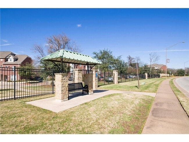 Building Photo - AVAILABLE FOR AUGUST PRE-LEASE!! 4 Bed 4 Bath in River Oaks Community!