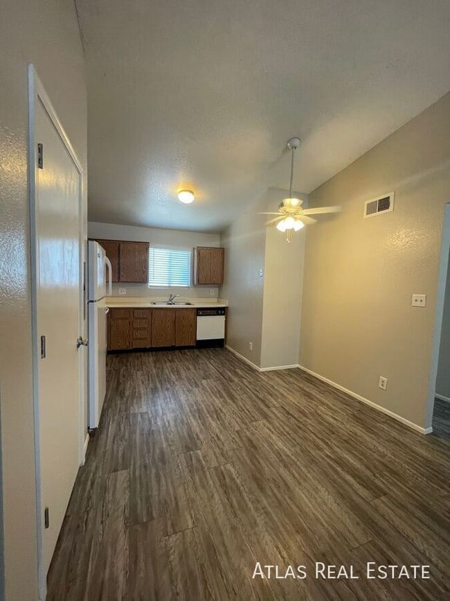 Building Photo - 465 W Ivyglen St