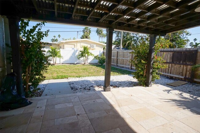 Building Photo - 929 Lantana Ave