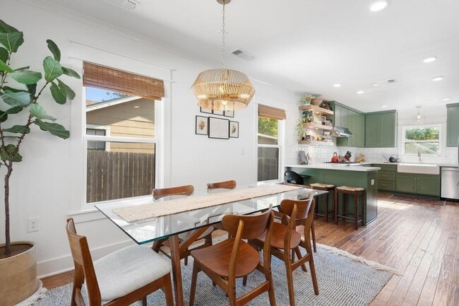 Building Photo - 4905 Duval St