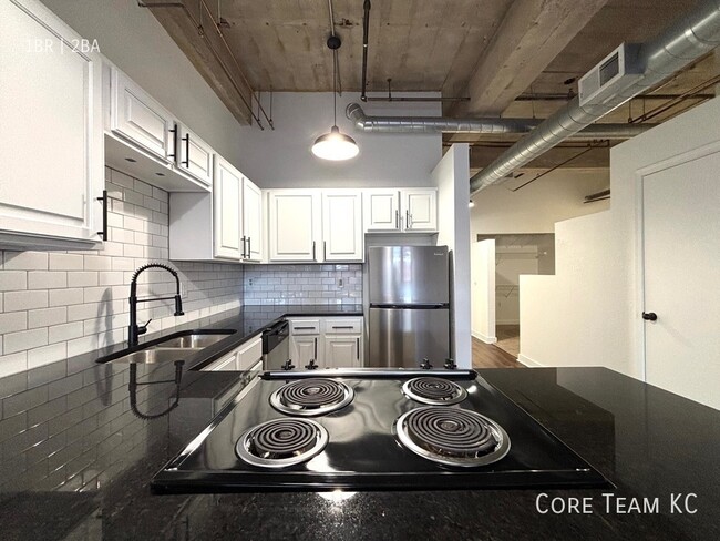 Building Photo - Renovated 1 Bed + Den, 2 FULL Bathrooms in...