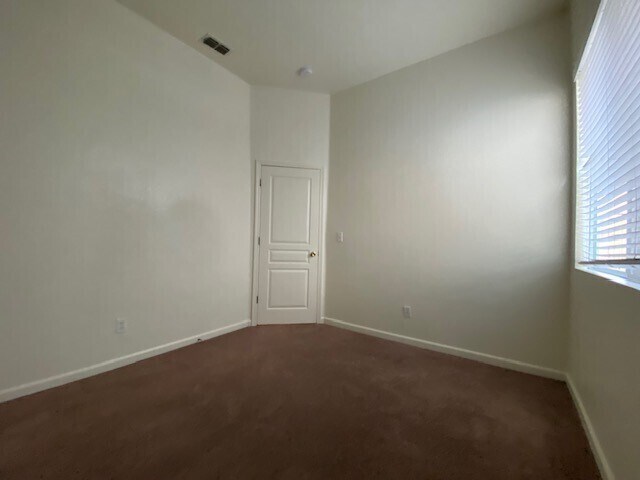 Building Photo - Charming 5 bedroom 2.5 bathroom home located in Natomas!