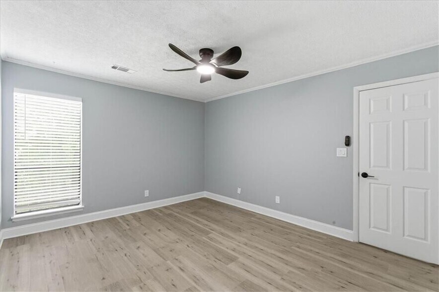 Building Photo - 2696 Greentree Dr SE