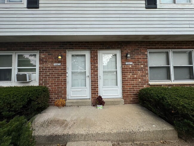 Building Photo - Beautiful 3 Bedroom, 1.5 Bath Townhome wit...
