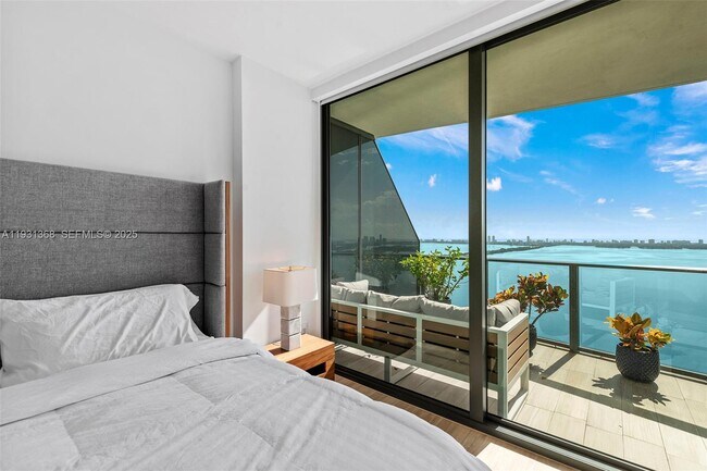 Building Photo - 460 NE 28th St