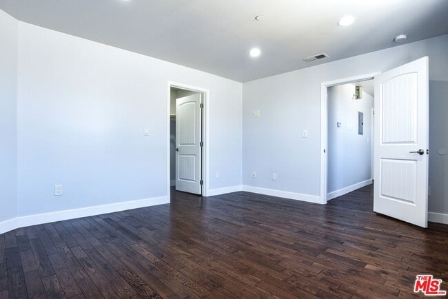 Building Photo - 2114 S Ridgeley Dr