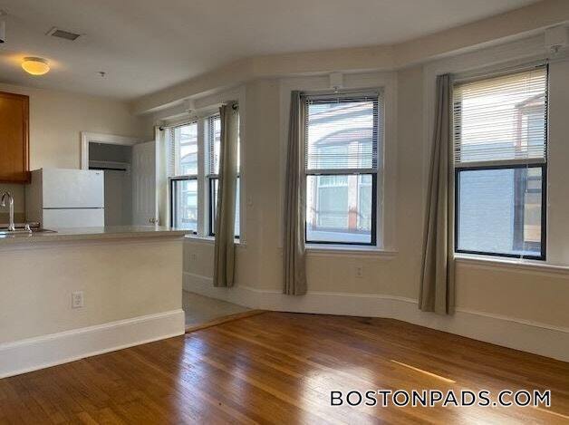 Building Photo - 881 Massachusetts Ave