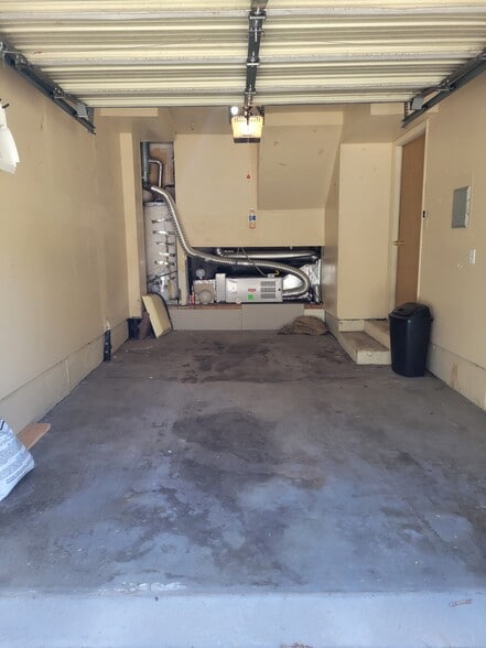 Garage - 4207 W Bampton Ln