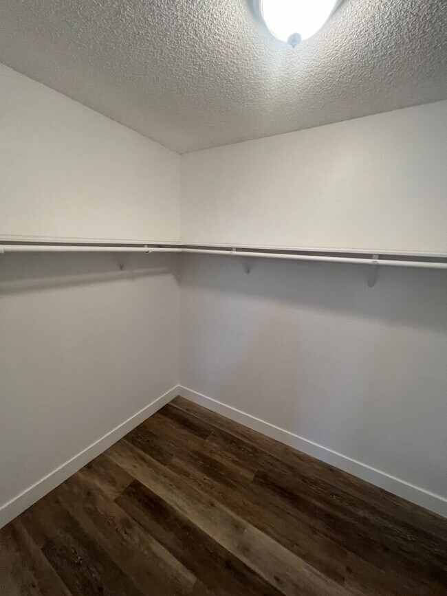 Building Photo - 4831 Lago Dr