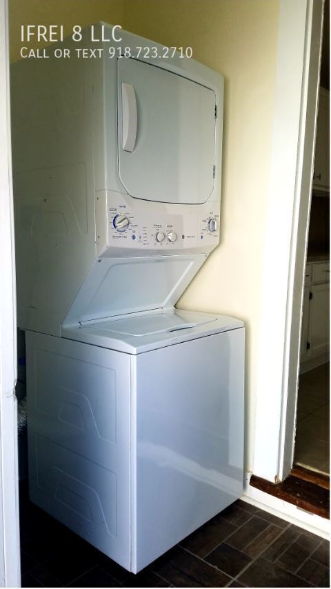 Building Photo - 2865 E Admiral Pl