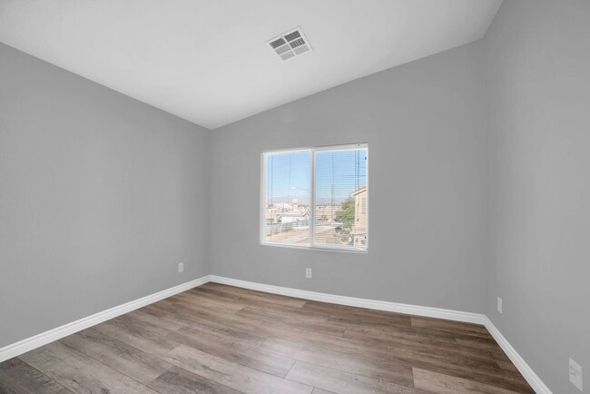 Building Photo - MOVE-IN READY FANTASTIC UPPER LEVEL 2-BEDR...