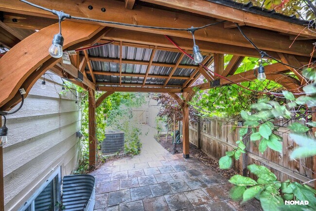 Building Photo - Beautiful 4BR House in Centennial