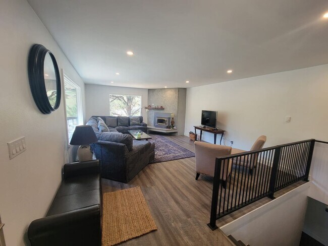 Building Photo - Spacious 4-bedroom + study home; Includes ...