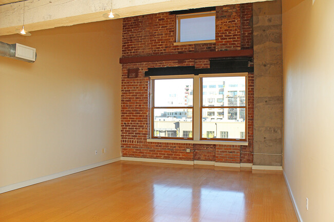 Building Photo - 1265 Sq Ft Dazzling Urban Chown Pella Loft...