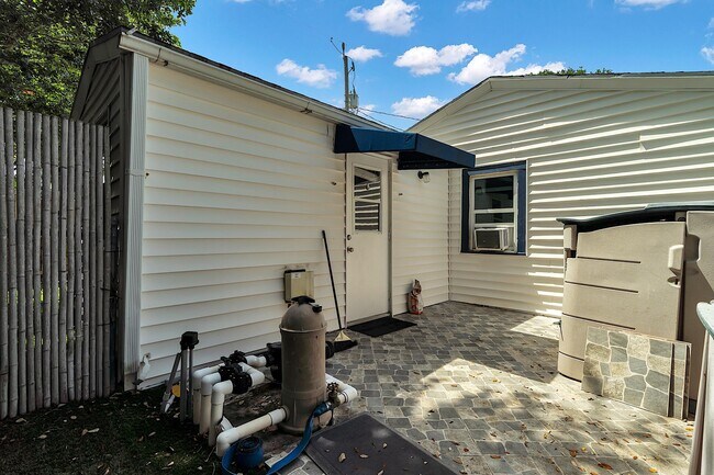 Building Photo - 909 N Palmway