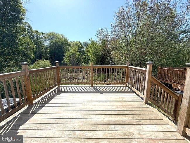 Building Photo - 44 Pondview Ln