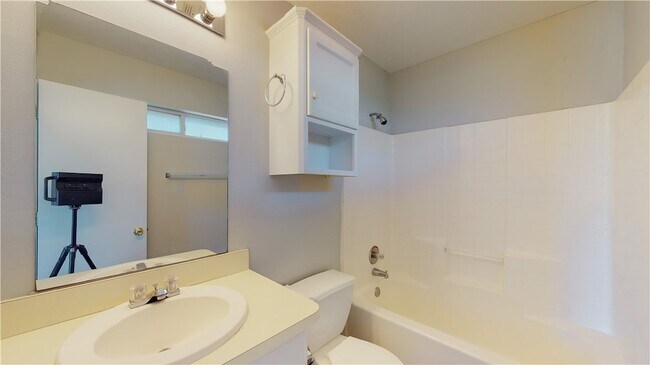 Building Photo - 1507 Hollow Hill Dr