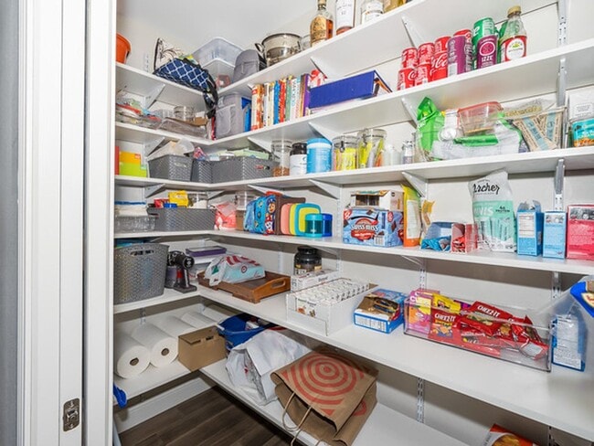 Building Photo - Beautiful 5 Bedroom Single Family Home