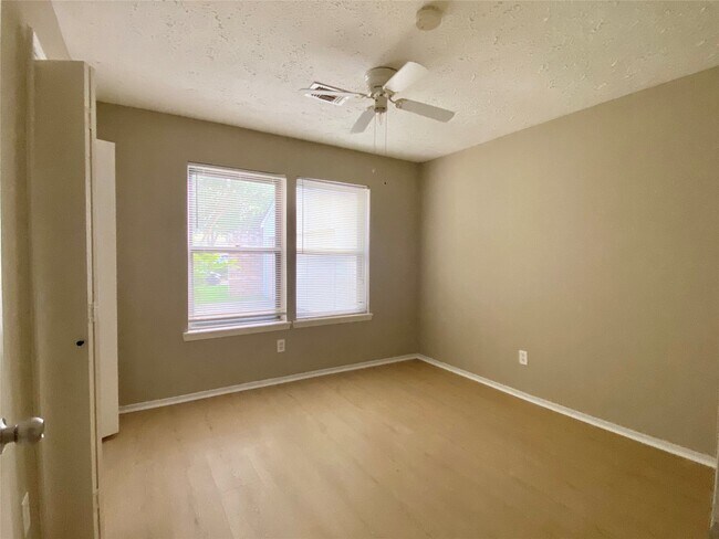 Building Photo - 3123 Sam Houston Dr