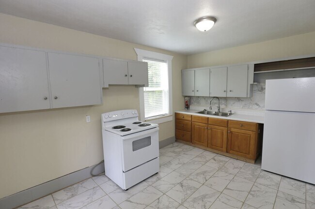 Building Photo - Spacious 4-Bedroom Home with Modern Upgrad...