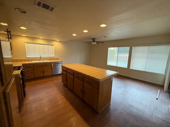Building Photo - Victorville- Spring Valley Lake, 3 Bedrooms 2 bathrooms, New Paint