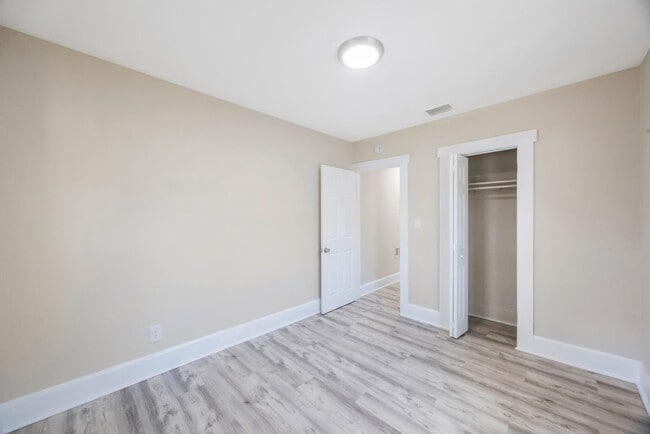 Building Photo - Cosy 2 bedroom 1 bath home with nice size ...