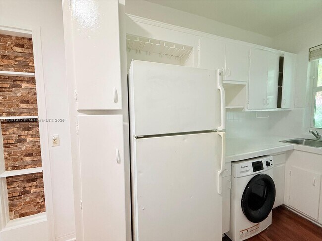 Building Photo - 315 W 28th St