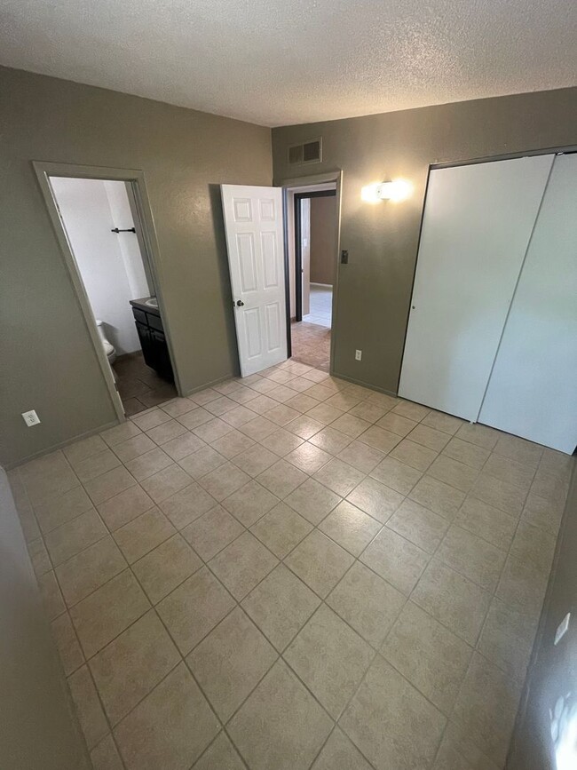 Building Photo - Beautifully Updated 3 Bedroom/2 Bathroom H...