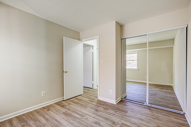 Building Photo - 5924 Cove Landing Rd